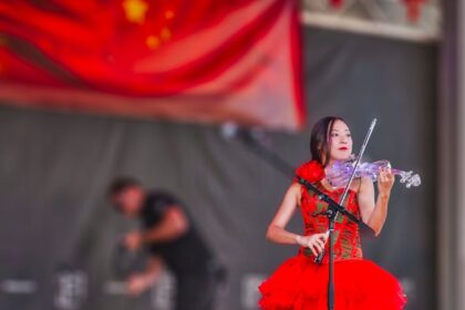 live commerce, Chinese live streaming - カリスマ不在でも株価急騰！中国ライブコマース大手「東方甄選」、危機を乗り越え再成長へ