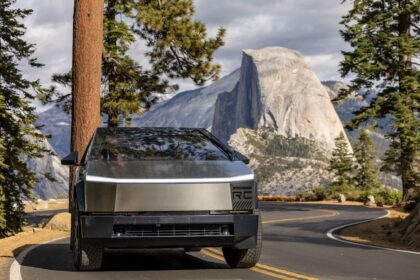 XPeng P7, futuristic electric car - 中国EV「小鵬P7」新型が衝撃デビュー！未来デザインと超性能、わずか6分で1万台予約突破の舞台裏