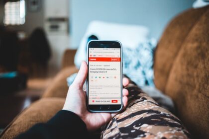 fake news smartphone screen information overload phone - 中国で広がるデマの正体：情報化社会の落とし穴