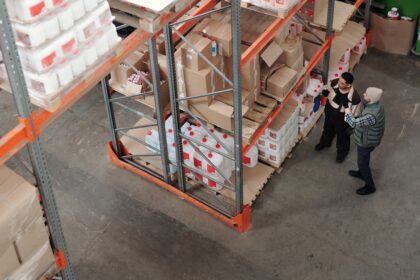 Chinese factory Shipping containers - 英コスメ「Revolution Beauty」の危機：50億円から一転、中国サプライチェーンの光と影