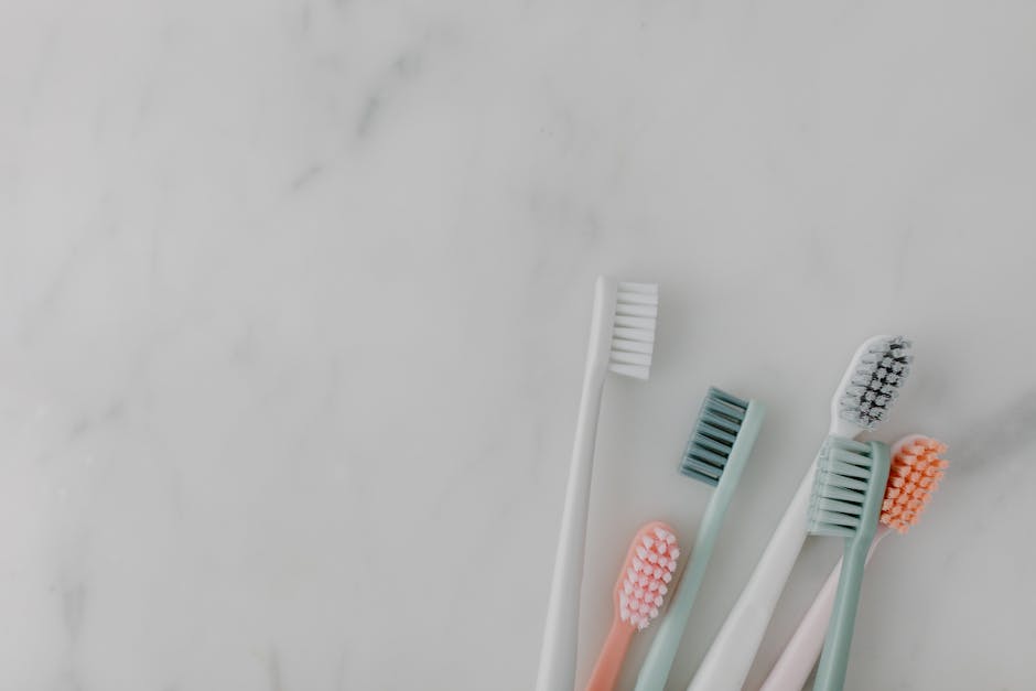 smart electric toothbrush Asian person brushing teeth - 中国電動歯ブラシの雄usmile、売上100万個突破！技術と市場を席巻する秘訣