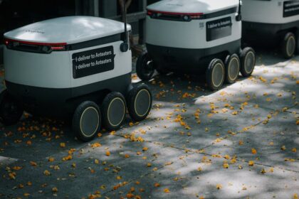 Autonomous airport logistics - 中国の物流を変革！世界初のL4自動運転誘導車「SingFollow」が空港に革命を起こす