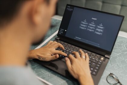 Unreal Engine 5 interface Game developer desk - 「UE5ゲームが重い」は開発者のせい？Epic CEOが語る最適化問題の真実