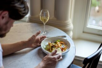 luxury restaurant interior, Michelin star plate - 上海ミシュラン一つ星「EHB」がわずか2年で閉店！平均20万円超の予約困難店に何が？
