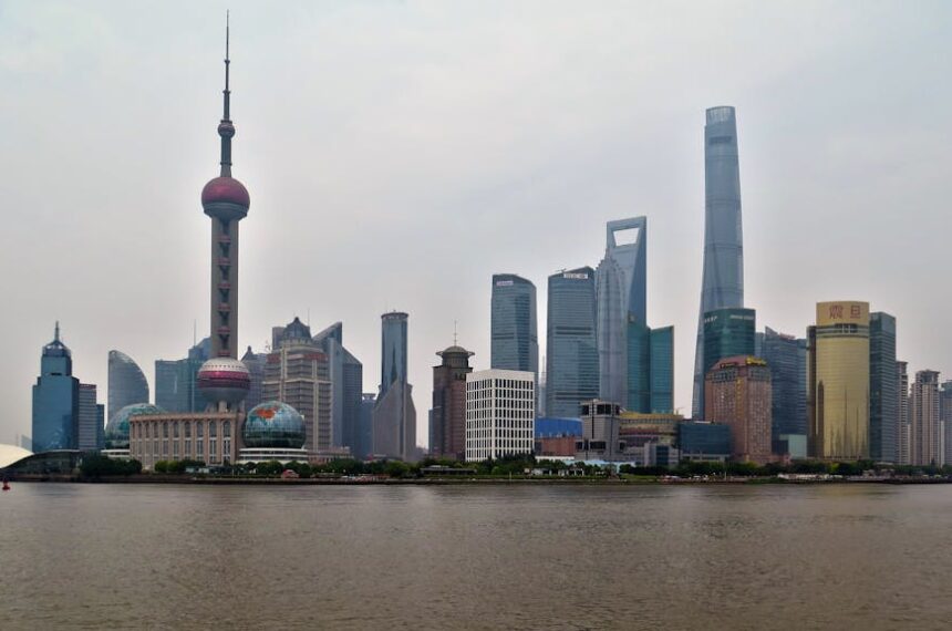Chinese business meeting, Modern Chinese city landscape - 中国雲南省、約420億円の地域産業ファンド設立！地方経済の未来を牽引