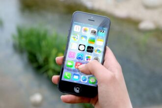 bored audience, unimpressed smartphone user - iPhone 17発表会、まさかの“熱狂度低迷”？背景に潜むメディアの変化とは