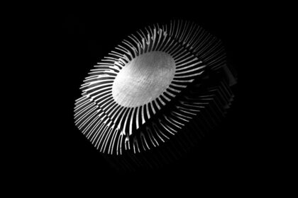 metal smartphone body AI microchip - iPhone 17 Pro、チタンからアルミへ回帰か？AIと高性能カメラが促す素材変更の裏側