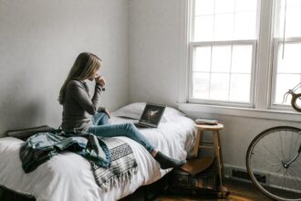 Student selling bedding Chinese student entrepreneur - 中国大学生の挑戦：寝具販売で「初の稼ぎ」を掴む３つの物語