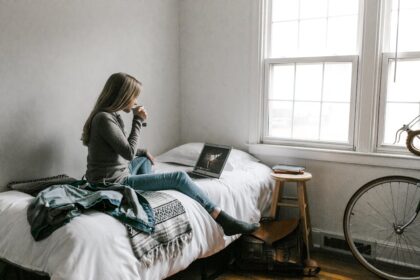 Student selling bedding Chinese student entrepreneur - 中国大学生の挑戦：寝具販売で「初の稼ぎ」を掴む３つの物語
