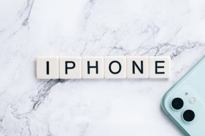 Futuristic iPhone Apple smartphone concept - クックCEOが明かす2025年iPhone！「17 Pro」と「Air」の全貌