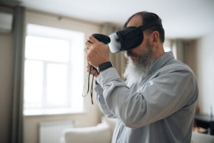 elderly man gaming senior man stargazing - 『南方見』の老兵：60歳男性の旅路と『星際拓荒』が描く夢