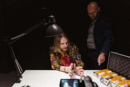 corporate crime scene courtroom trial - 米保険大手CEO銃殺事件：『国民的英雄』マンジオネ、テロ容疑却下