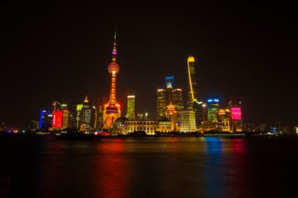 Chinese EV, China skyscraper - 米中関係、EV、不動産：中国最新テック＆経済動向