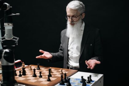 Gaming strategy meeting, Game development brainstorming - テンセント馬暁軼氏が語る、ゲーム業界の「不確実性」と未来戦略