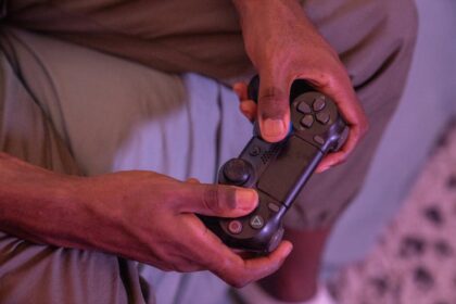 game review hand holding game controller - FF7リバース、全コレクション評価は「超丁寧」！中国メディアが絶賛