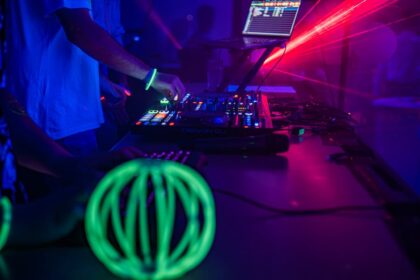 sound mixing console, neon grid - 映画の没入感、技術か内容か？ハンス・ジマーと『トロン』から考える