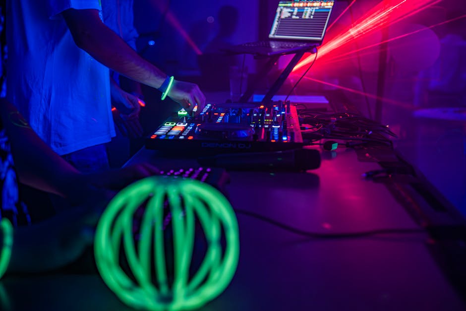 sound mixing console, neon grid - 映画の没入感、技術か内容か？ハンス・ジマーと『トロン』から考える