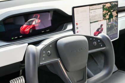 Tesla autopilot ADAS dashboard - 陳震が激辛評価！ロールスロイス・ファーウェイ・テスラ運転支援システム比較：真の『ベテランドライバー』はどこだ？