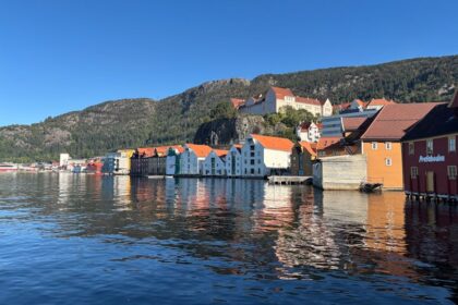 Tim Cook iPhone - Apple クックCEOが中国でライブ配信に登場！「iPhone Air」とeSIM本格導入の衝撃