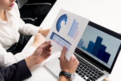 Chinese tech market chart AI investment meeting - 中国テック株「強気相場」到来か？著名VCが語るAI時代の成長戦略