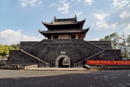 mossy ancient wall China Chinese historic architecture rain - 中国古都が異常気象で変貌：西安の城壁にコケ、文化財に迫る長雨の危機