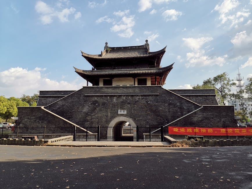 mossy ancient wall China Chinese historic architecture rain - 中国古都が異常気象で変貌：西安の城壁にコケ、文化財に迫る長雨の危機