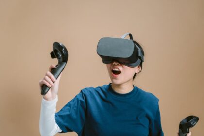 futuristic video game gamer excitement - 2025年はゲーム業界の「伝説の年」に?期待の新作続々登場!
