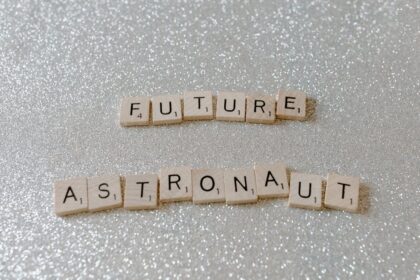 asteroid approaching Earth Earth from space asteroid - 2025年10月、小惑星がISS高度で地球に超接近！発見遅れの懸念も