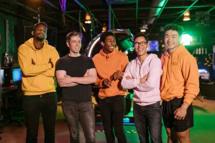 gaming group photo - Erika Ishii、ゲーム出演者集合写真で輝くC位！