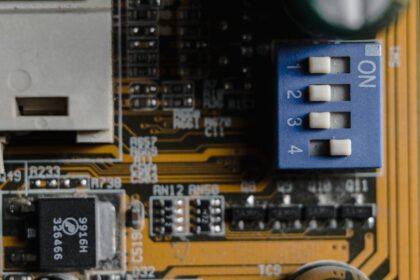 Huawei smartphone semiconductor chip - Huawei Mate 80 Pro、Kirin 9030/Pro搭載で復活か？ | パッケージから独自チップの進化が明らかに