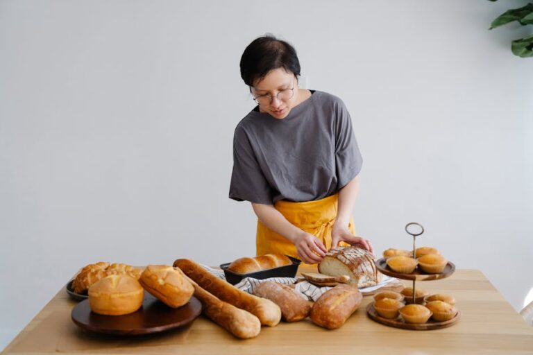 home bakery woman baking bread - 44歳からの挑戦!元編導が自宅で開いた「ママの愛」ベーカリー