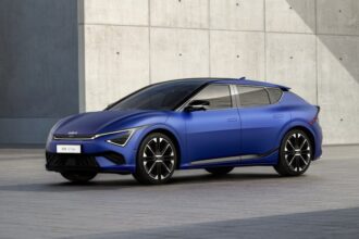 AITO M7 EV Chinese electric car - AITO問界M7、発売72日で予約10万台突破！中国EV市場の新たな台風の目か？