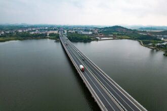 overloaded vehicle China traffic police China - 中国で衝撃!定員オーバー11人送迎で教官の免許がその場で取り消しに