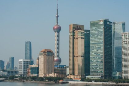 Futuristic Chinese city AI blueprint - 中国が描く未来産業戦略:AIと融合で世界をリードする青写真
