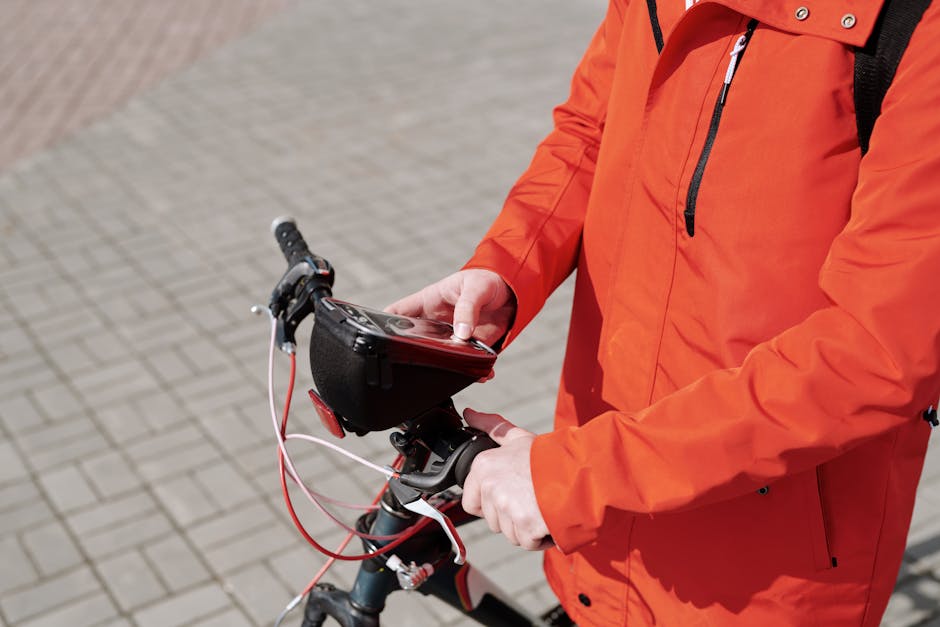 China food delivery rider Chinese courier smartphone - 中国デリバリー配達員の「平安夜」:ゲームと過酷な現実の狭間で