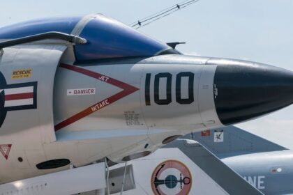 aircraft carrier model power bank Chinese aircraft carrier power bank - 中国空母がデスクに降臨？1/1500精密モデルのモバイルバッテリー登場