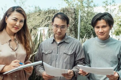 Asian business collaboration Small business growth strategy - 中国ビジネス白書、2025年中小企業を導く!「狩猟」から「農耕」へ、新パートナー戦略