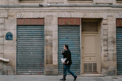 Unfiltered Paris Smartphone Paris - 「じいちゃんフィルター」が暴くパリの素顔：SNSの幻想を打ち破る一枚