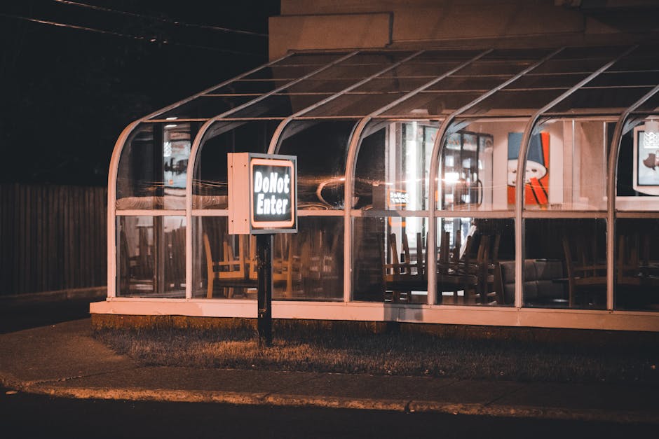 closed restaurant sign - 中国人気飲食チェーン「西貝」が102店舗閉鎖へ – 消費低迷と創業者が見据える未来