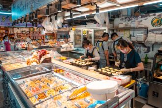 Modern Chinese supermarket Customers shopping in Chinese supermarket - 中国流通業界変革の波：「胖東来」モデル導入で明暗分かれる企業たち