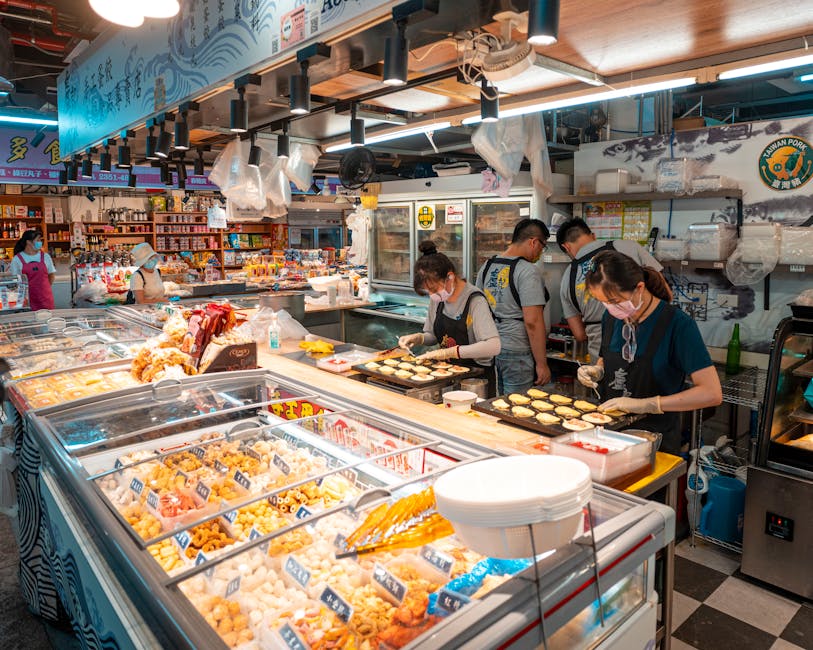 Modern Chinese supermarket Customers shopping in Chinese supermarket - 中国流通業界変革の波：「胖東来」モデル導入で明暗分かれる企業たち