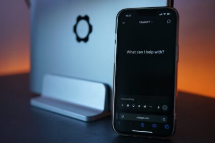 folding iPhone AI glasses - Apple、今年「前代未聞のイノベーション」を予告！折りたたみiPhoneとAIグラスは登場するか？