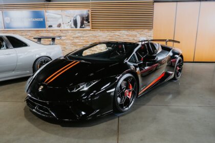 Empty car showroom, Exclusive car display - 中国自動車市場の謎：月販ゼロの車が「飢餓マーケティング」？