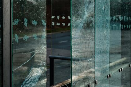 Boiling water car window crack Shattered car glass - 熱湯で車のガラスが爆破！？ 中国の衝撃「実験」と女性のまさかの発言