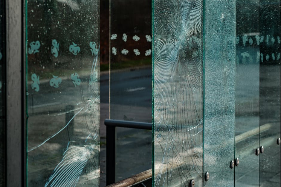 Boiling water car window crack Shattered car glass - 熱湯で車のガラスが爆破！？ 中国の衝撃「実験」と女性のまさかの発言