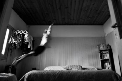 * **street clothes on bed** * **unhygienic bed** - 外着でベッドインはNG？中国SNSで議論沸騰、医師が警告するリスク