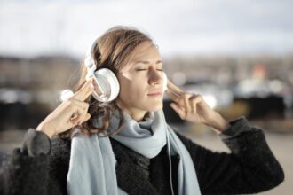 TikTok winter street fashion - リアルから生まれるファッション革命！TikTok（抖音）「漫遊スタイル」が冬の着こなしを変える