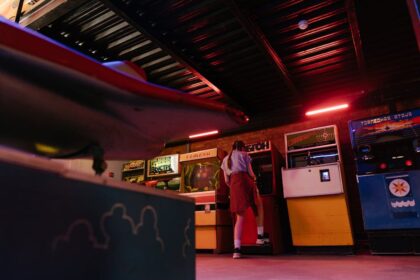 90s arcade game Con artist - 『The Big Con』は名作なのに、なぜ日本語タイトルは「詐欺嬌娃」？