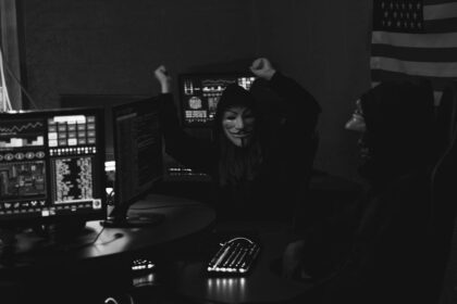 live stream screen, data privacy breach - 中国人気俳優と同名でライブ配信、ファン騒然！個人情報保護違反の疑いも