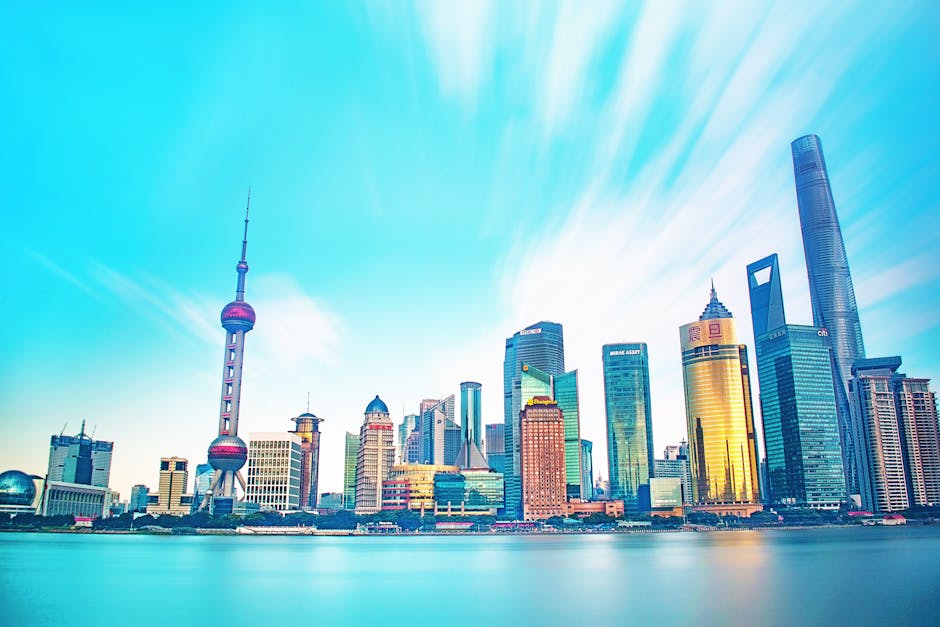 Shanghai Pudong skyline Hong Kong financial district - 中国投資界が動く!広東・香港・マカオ大湾区と上海浦東で500億元規模の巨大ファンド始動